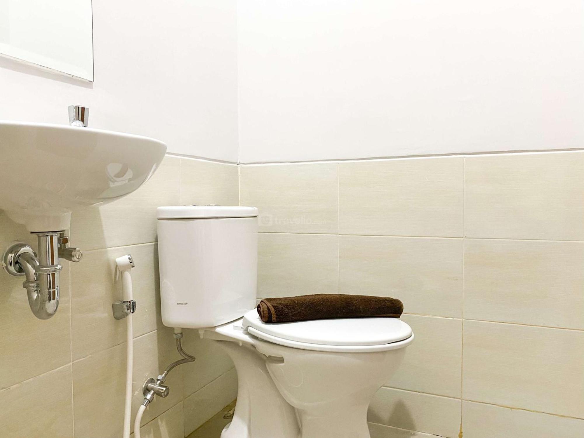 Homey And Well Design Transpark Juanda Timur By Travelio Bekasi